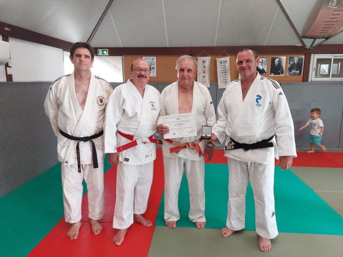 Image de l'actu 'Remise des ceinture au club et distinction aux professeurs.'