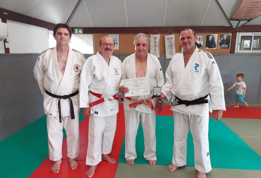 Remise des ceinture au club et distinction aux professeurs.